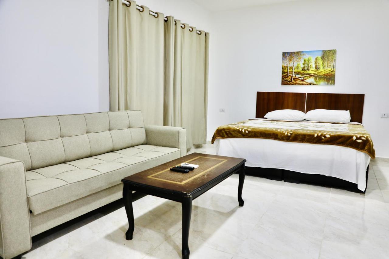 Faraseen Apartments Al Qastal Extérieur photo